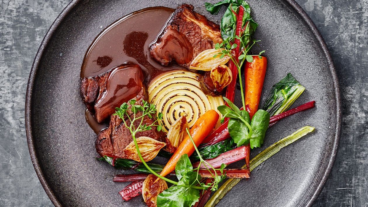 Short rib met polenta en geroosterde snijbiet, bospeen en zilveruitjes Short rib met polenta en geroosterde snijbiet, bospeen en zilveruitjes